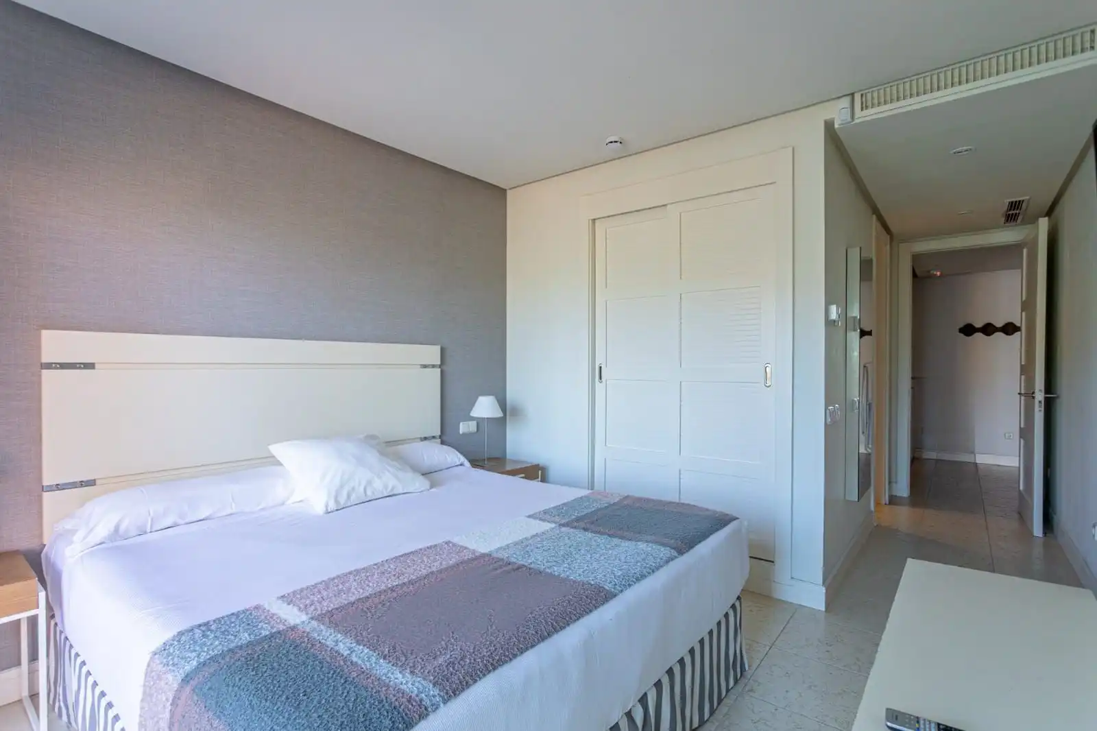 Habitación de Apartamento en venta en Chiclana de la Frontera con Jardín privado y Piscina comunitaria