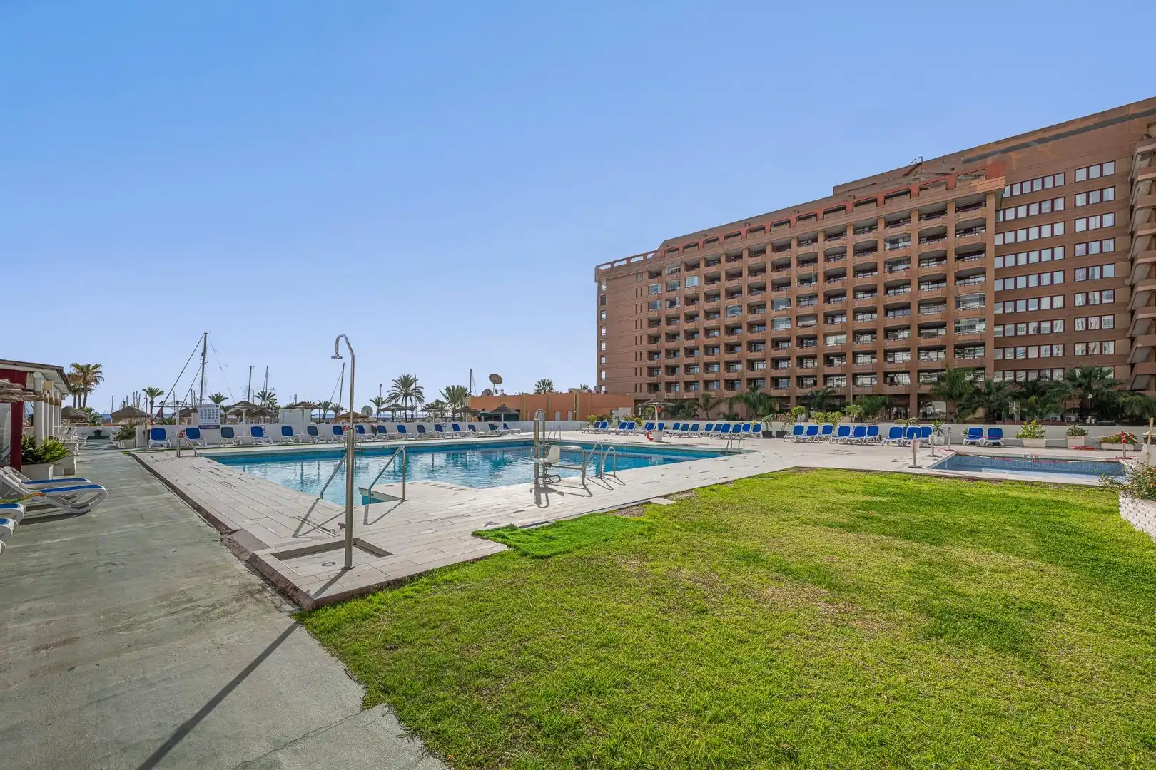 Piscina de Apartament en venda en Fuengirola amb Aire condicionat, Calefacció i Jardí privat