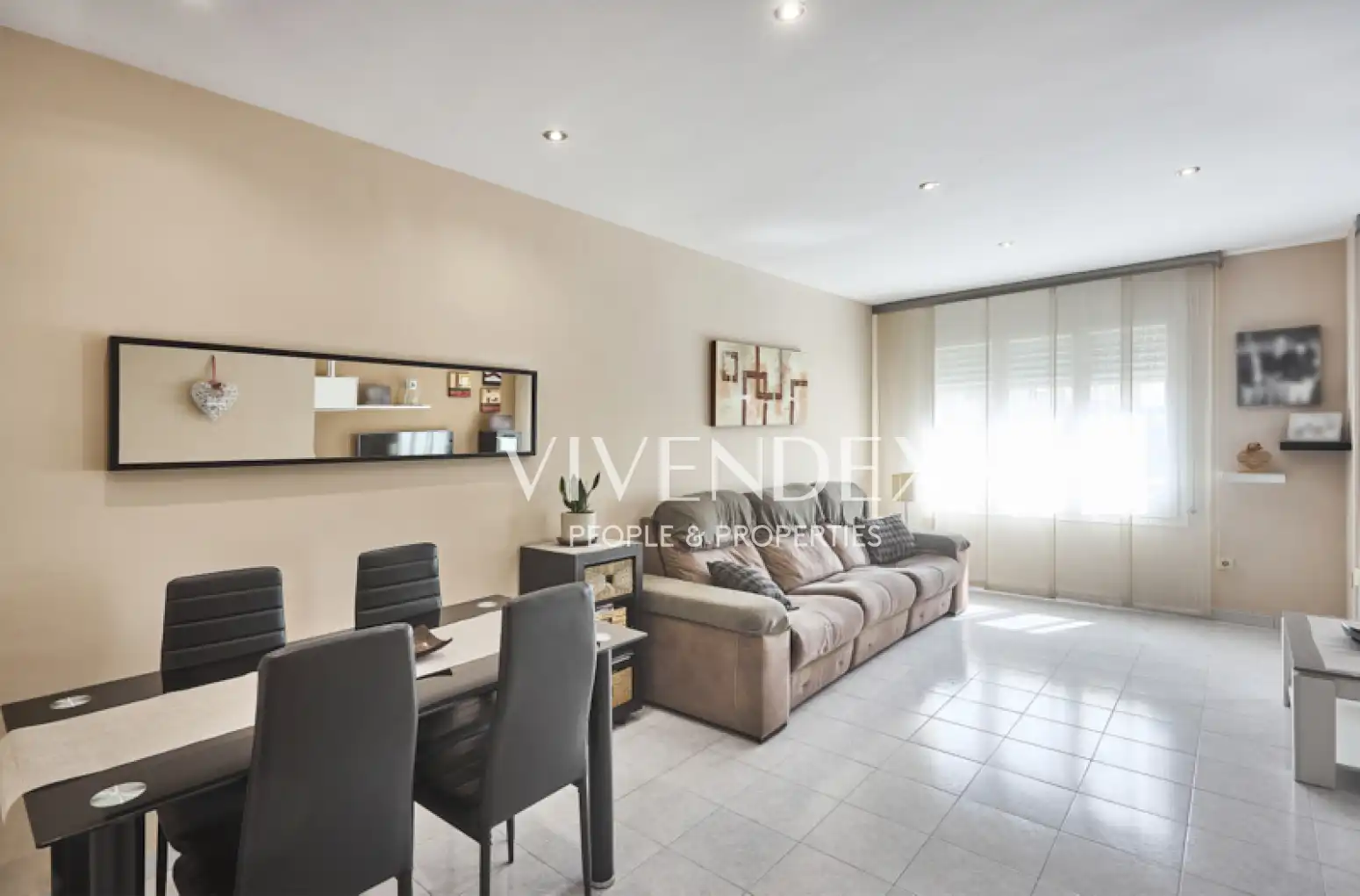Vista exterior de Casa adosada en venta en Viladecans con Calefacción, Jardín privado y Terraza