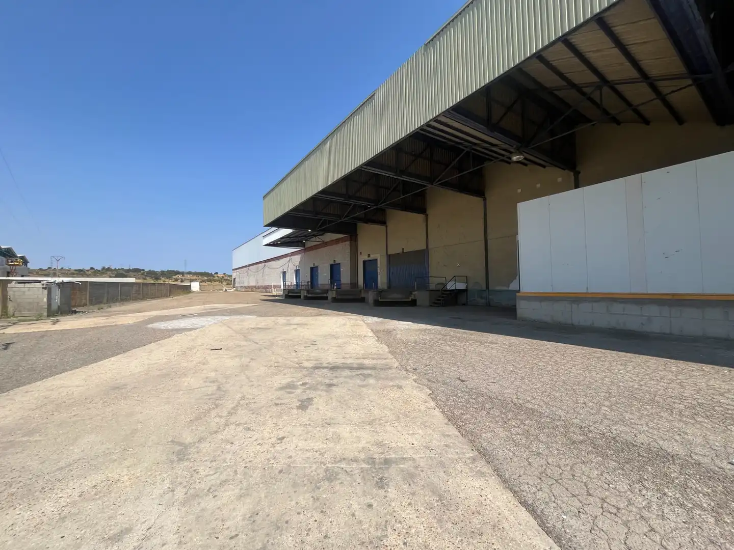 Vista exterior de Nau industrial de lloguer en Santovenia de la Valdoncina amb Calefacció i Alarma
