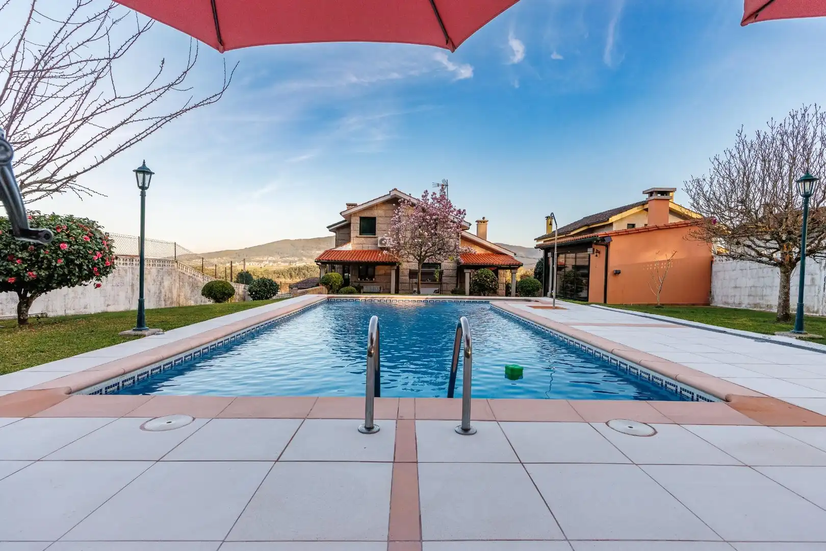 Schwimmbecken von Haus oder Chalet zum Verkauf in Tui mit Heizung, Abstellraum und Schwimmbad