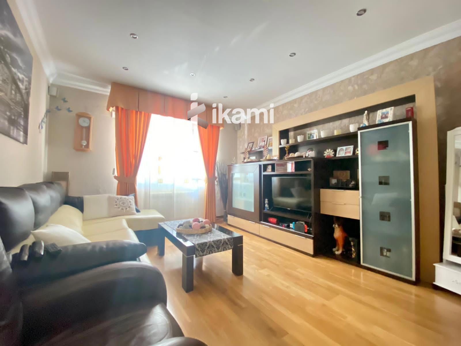 Sala d'estar de Pis en venda en  Madrid Capital amb Calefacció, Terrassa i Moblat