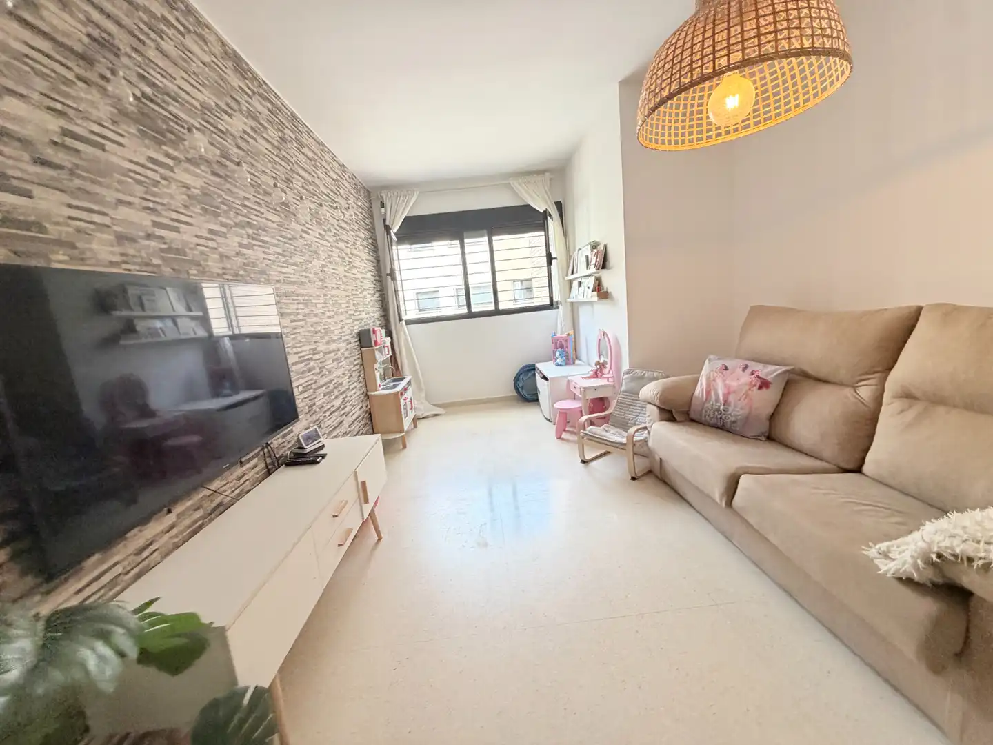 Sala d'estar de Pis en venda en Mairena del Aljarafe amb Aire condicionat i Traster