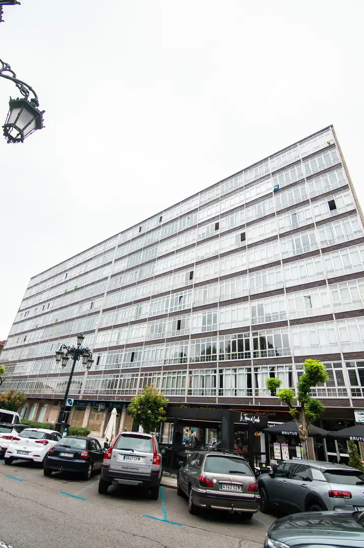 Vista exterior de Piso en venta en Oviedo  con Calefacción y Parquet