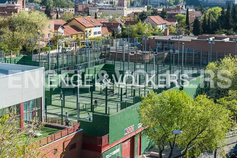 Vista exterior de Piso en venta en Madrid con Calefacción, Jardín privado y Parquet