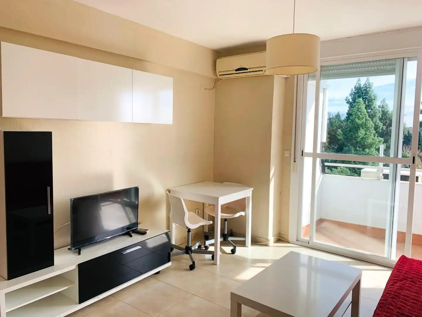 Sala d'estar de Estudi de lloguer en Sevilla amb Aire condicionat, Terrassa i Moblat