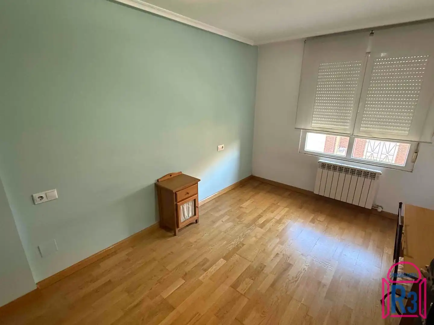 Dormitori de Casa adosada de lloguer en Villaquilambre amb Calefacció, Jardí privat i Moblat