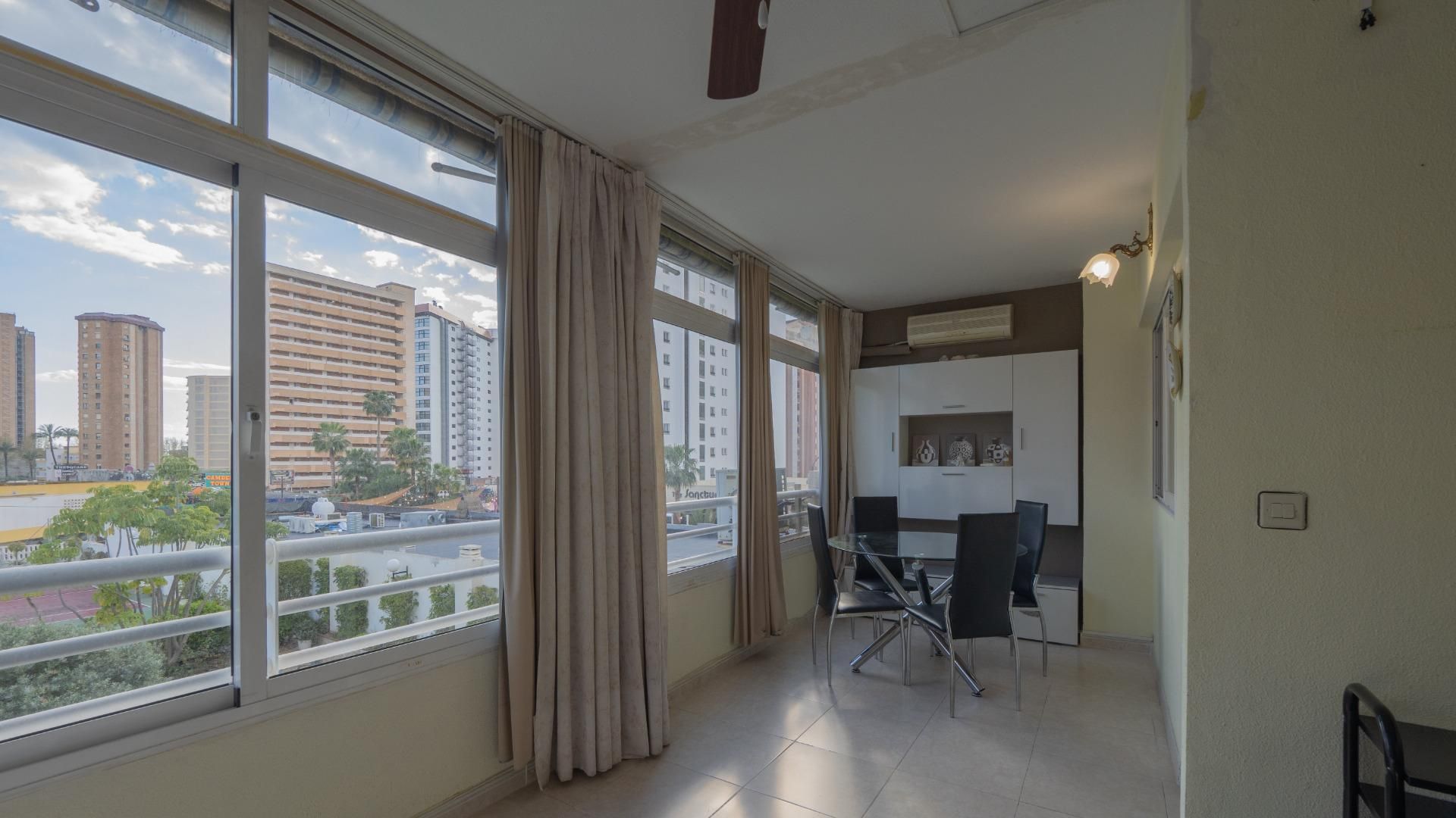 Schlafzimmer von Wohnung zum Verkauf in Benidorm mit Klimaanlage, Privatgarten und Gemeinschaftspool