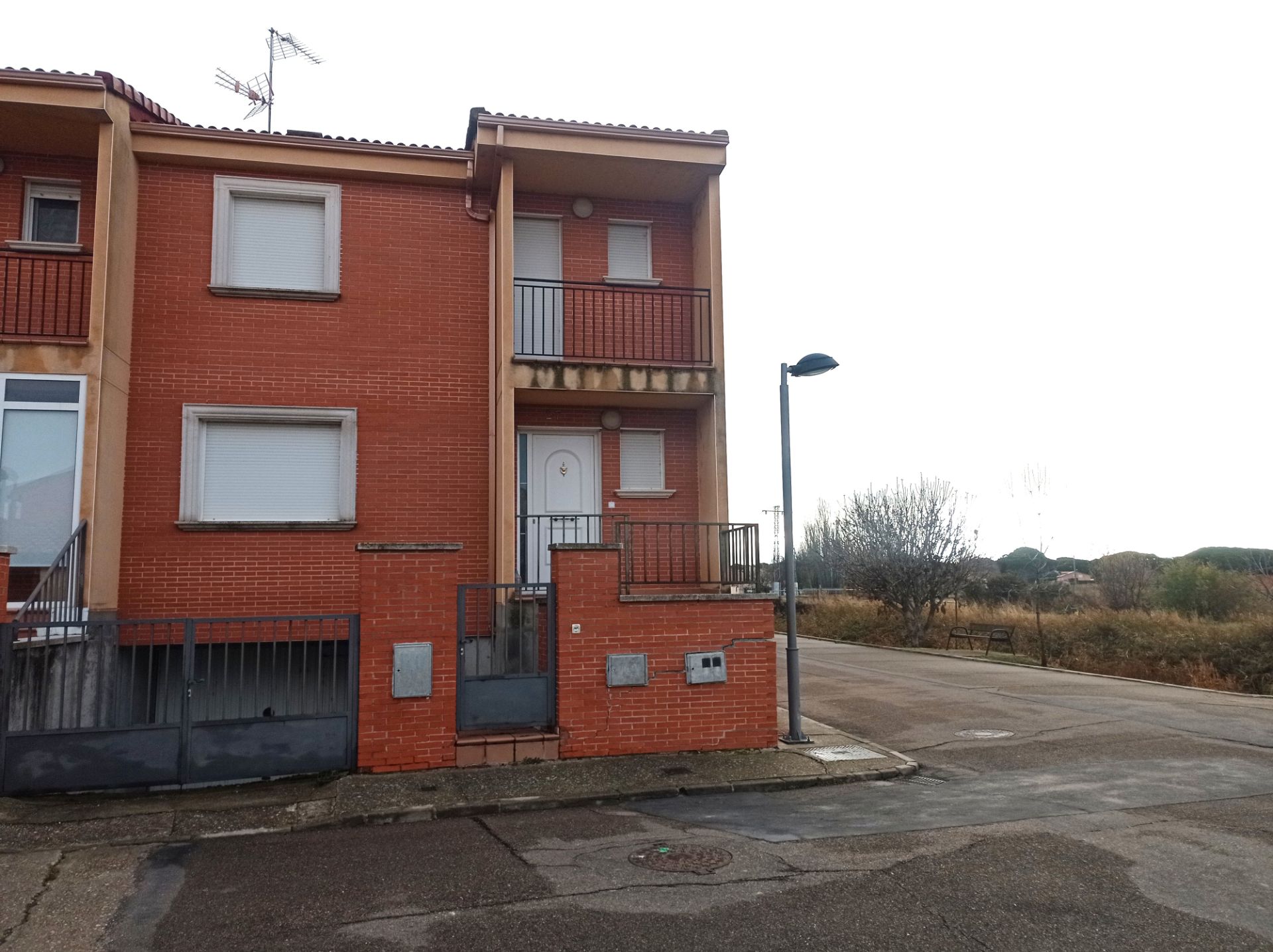 Vista exterior de Casa adosada en venda en Portillo amb Calefacció, Jardí privat i Parquet