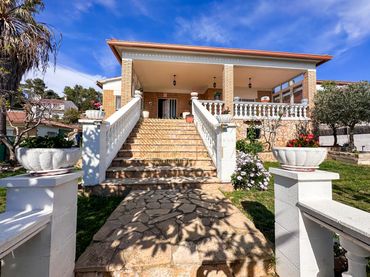 Chalet con piscina en venta en Lloret Residencial - Montlloret