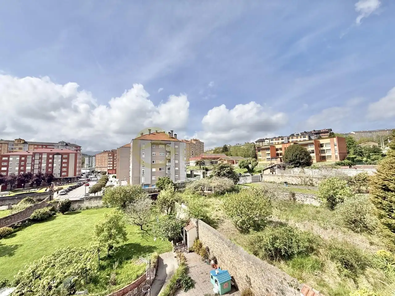Vista exterior de Casa o chalet en venta en Avilés con Calefacción, Parquet y Trastero