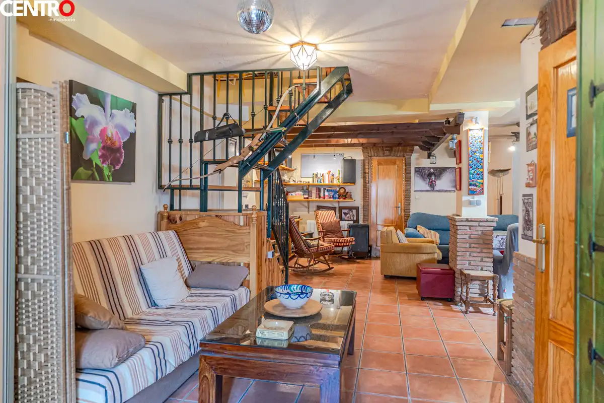 Sala de estar de Casa o chalet en venta en La Zubia con Aire acondicionado, Calefacción y Jardín privado