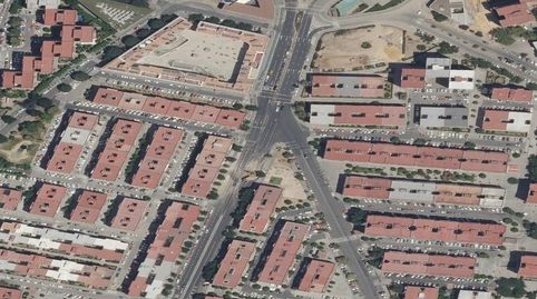 Foto 2 de Piso en venta en Calle Manuel Villalobos, El Torrejón - El Cerezo, Sevilla Capital