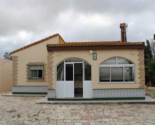 Vista exterior de Casa adosada en venda en Chiclana de la Frontera amb Jardí privat i Terrassa