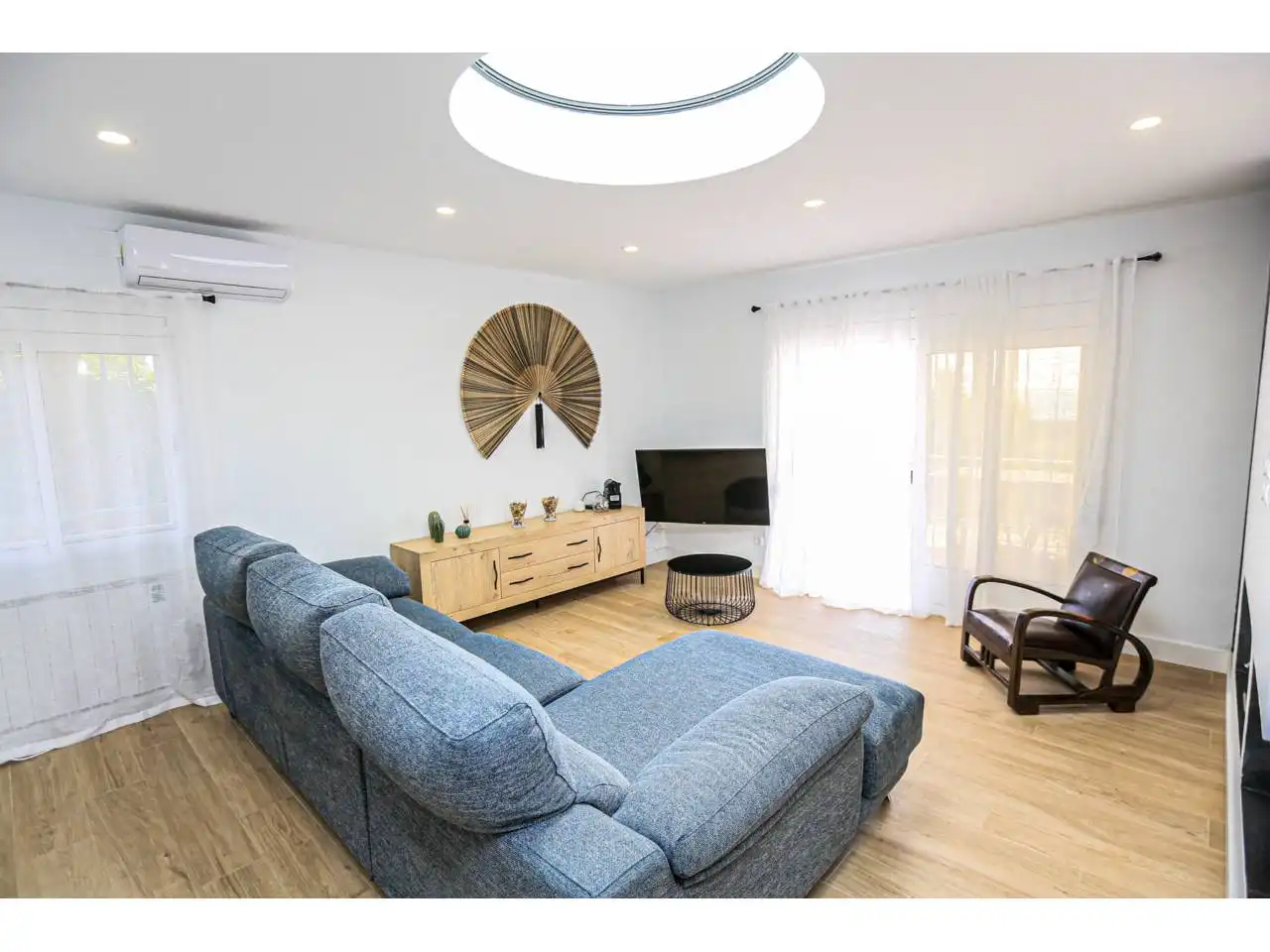 Sala d'estar de Casa o xalet en venda en Cambrils amb Aire condicionat, Jardí privat i Parquet