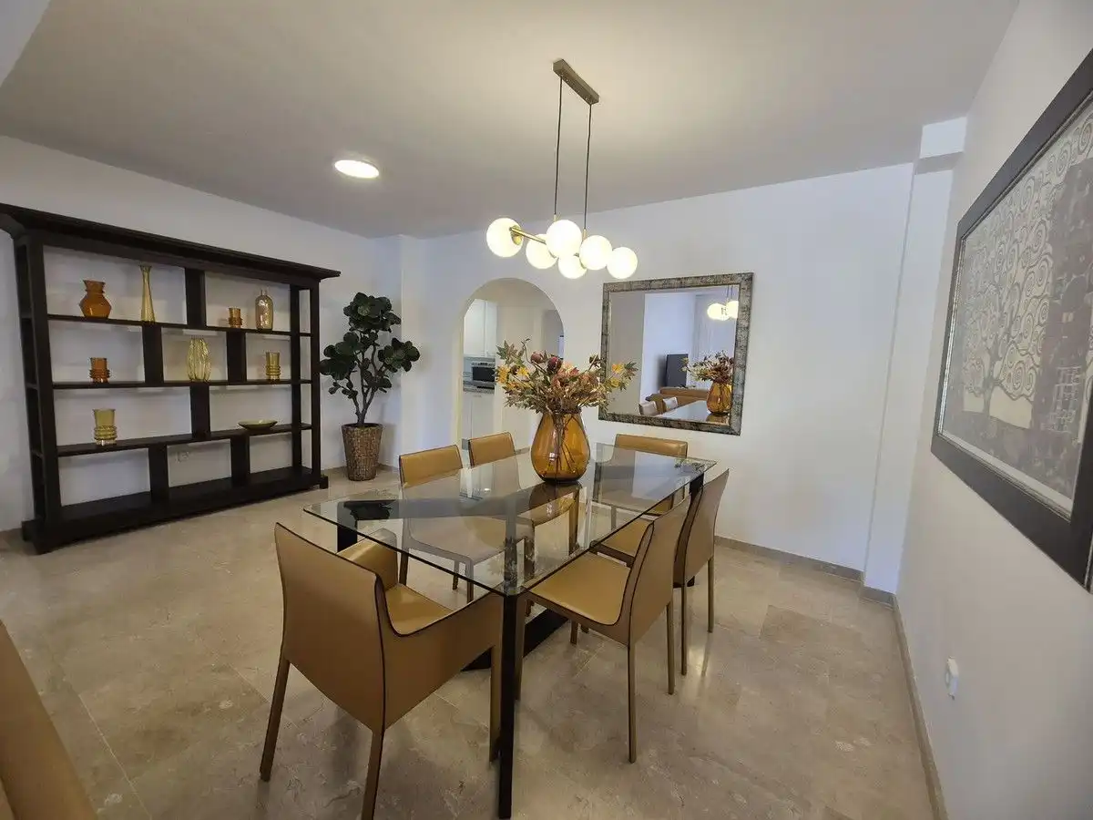 Menjador de Apartament de lloguer en Marbella amb Aire condicionat, Calefacció i Terrassa