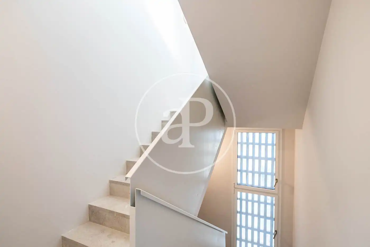 Wohnung zum Verkauf in Barcelona mit Klimaanlage, Heizung und Balkon