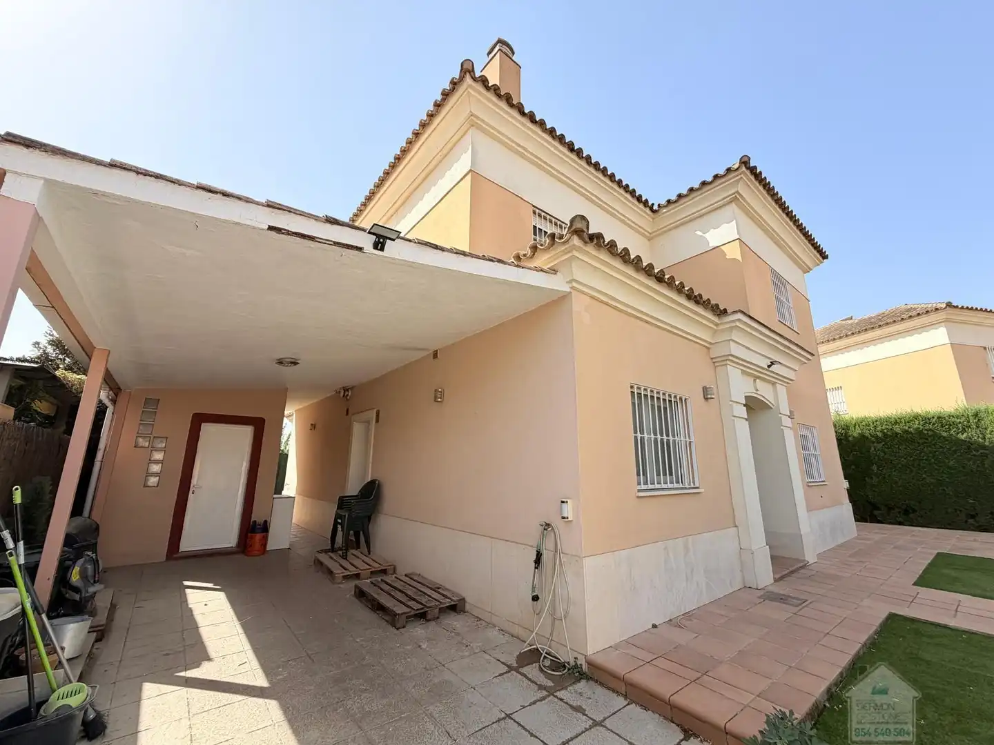 Vista exterior de Casa o chalet en venta en Montequinto con Aire acondicionado, Terraza y Trastero
