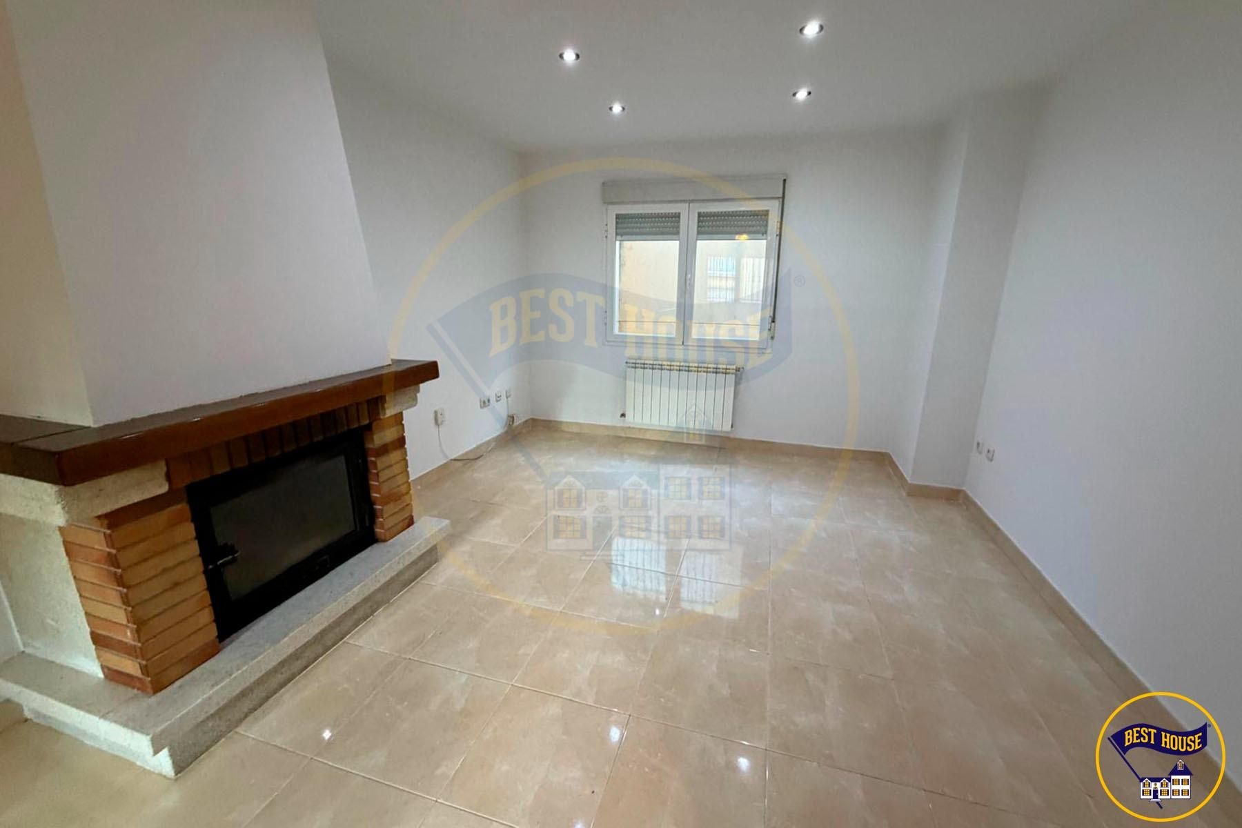 Sala d'estar de Casa adosada en venda en Cuenca Capital amb Calefacció, Terrassa i Balcó