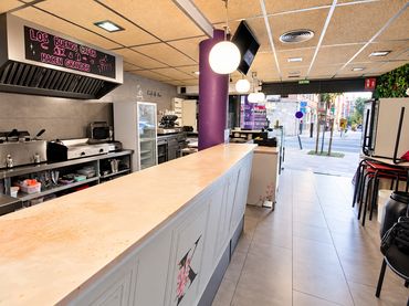 Locale commerciale in cessione a Carrer de Gaietà Vínzia 20