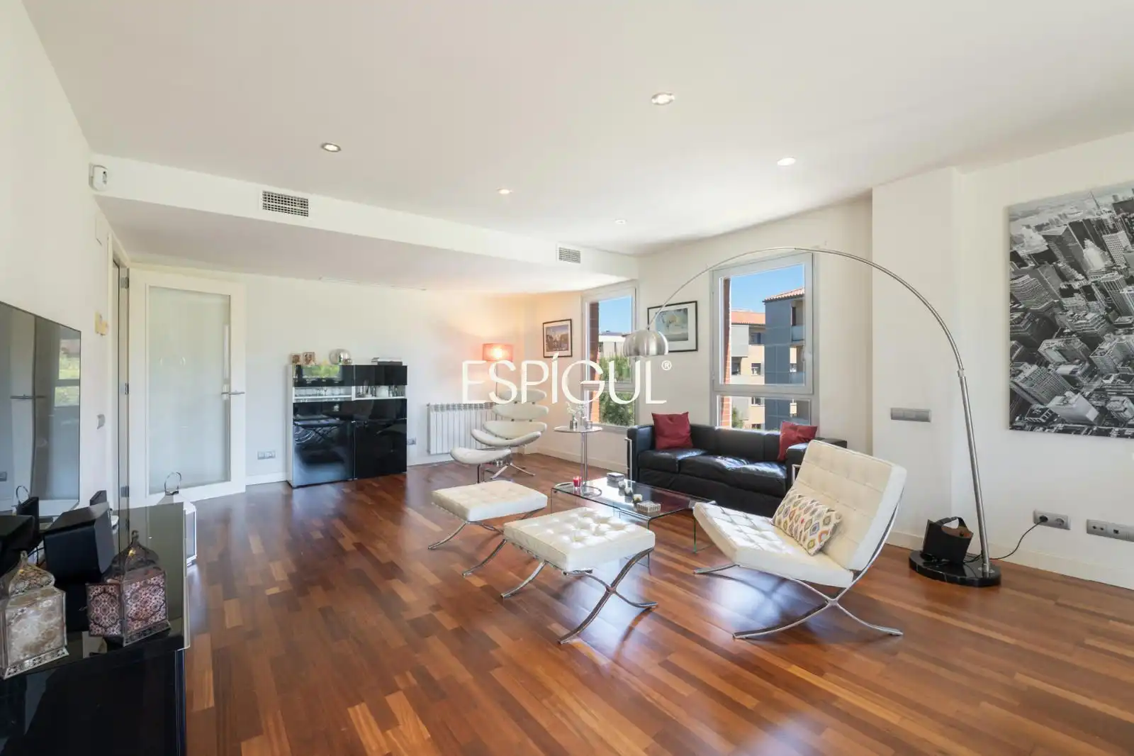 Living room of Flat for sale in Sant Cugat del Vallès  with Air Conditioner, Heating and Parquet flooring