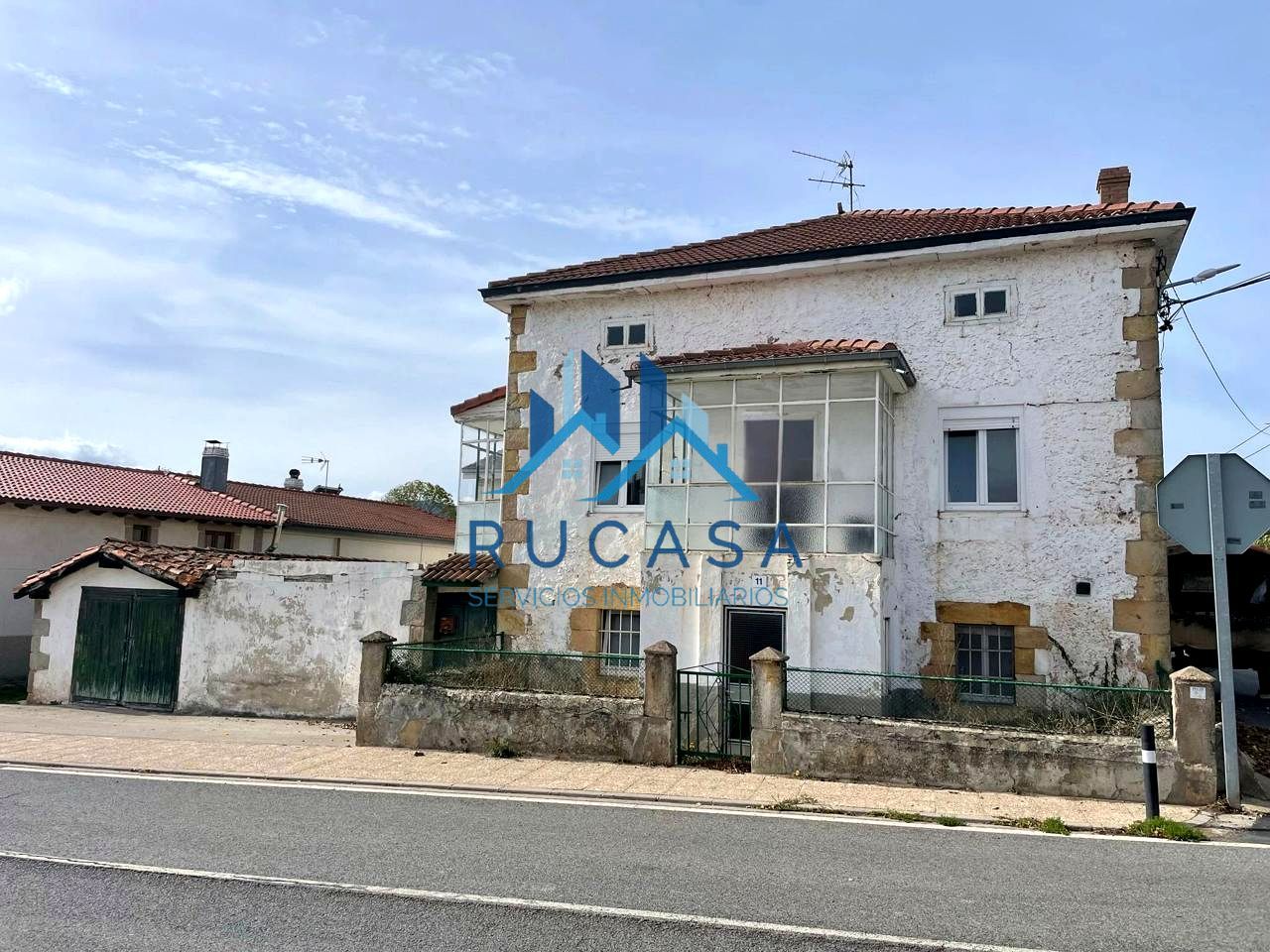 Vista exterior de Casa o xalet en venda en Reinosa amb Terrassa i Piscina