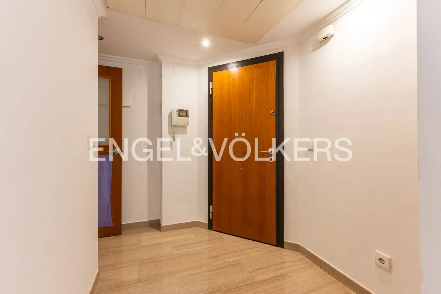 Wohnung zum Verkauf in Valencia mit Klimaanlage, Heizung und Privatgarten