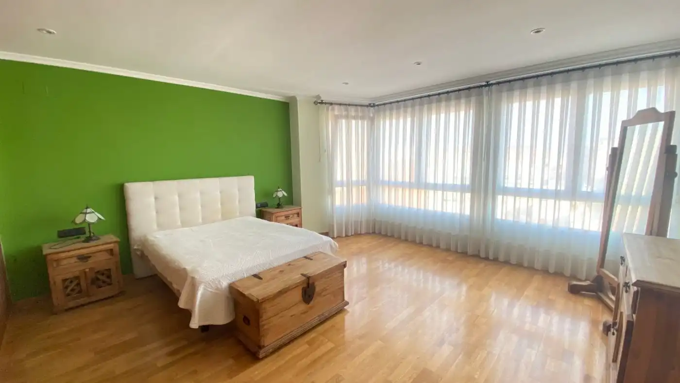 Schlafzimmer von Dachboden zum Verkauf in Silla mit Klimaanlage, Heizung und Parkett