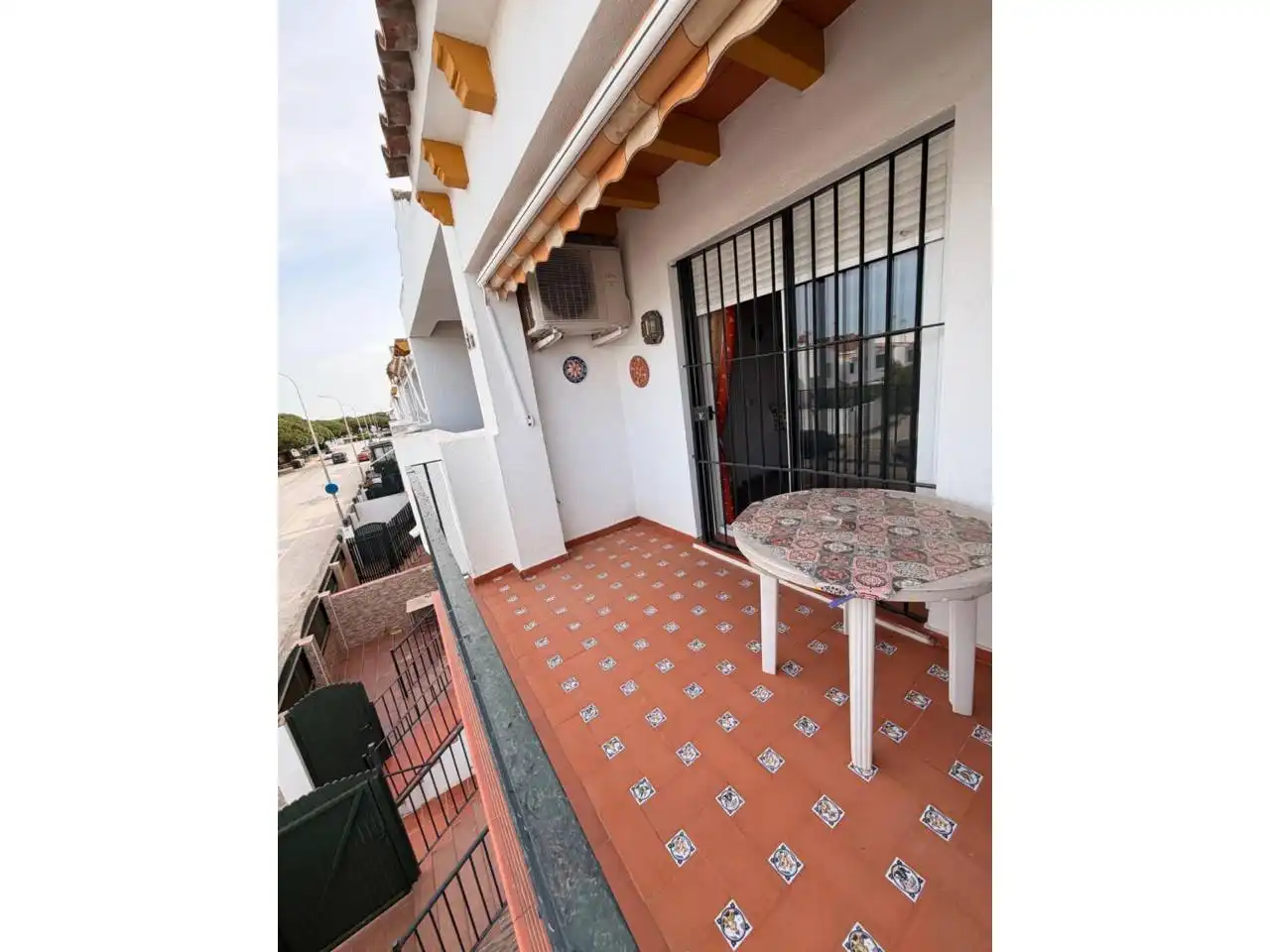 Außenansicht von Wohnung zum Verkauf in Chiclana de la Frontera mit Klimaanlage, Terrasse und Abstellraum