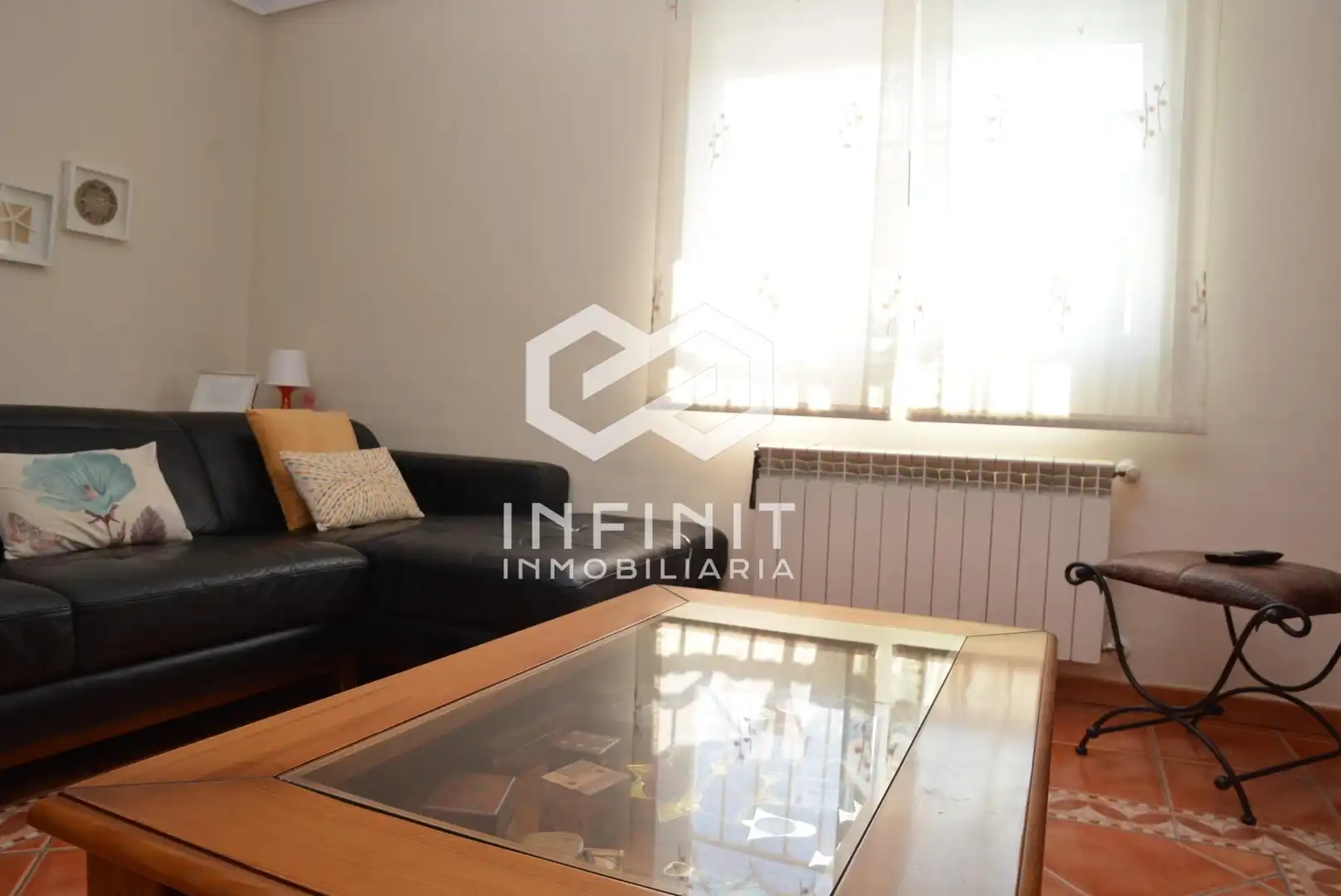 Sala d'estar de Casa adosada en venda en Torrejón del Rey amb Calefacció, Jardí privat i Terrassa