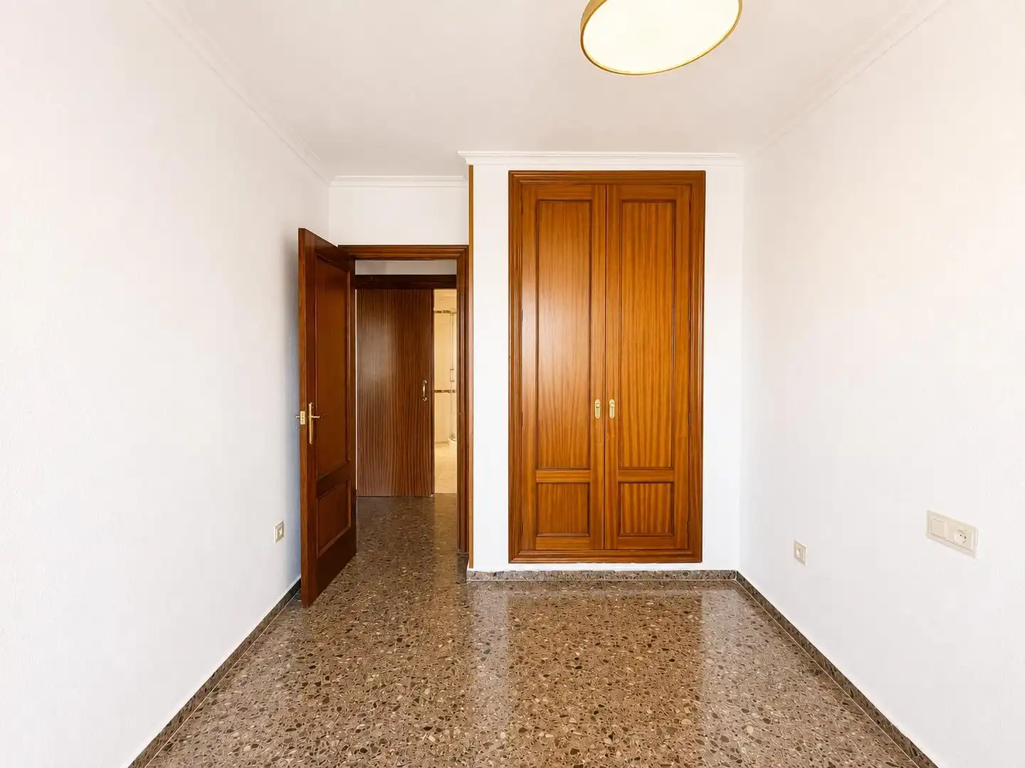 Flat for rent in Paterna  with Balcony