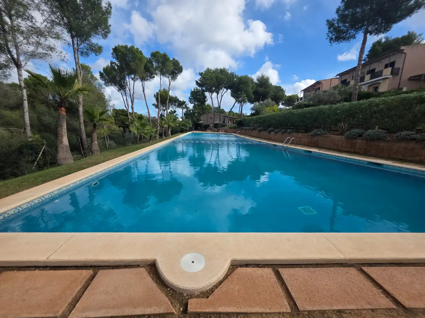 Schwimmbecken von Einfamilien-Reihenhaus zum Verkauf in Calvià mit Klimaanlage, Heizung und Privatgarten