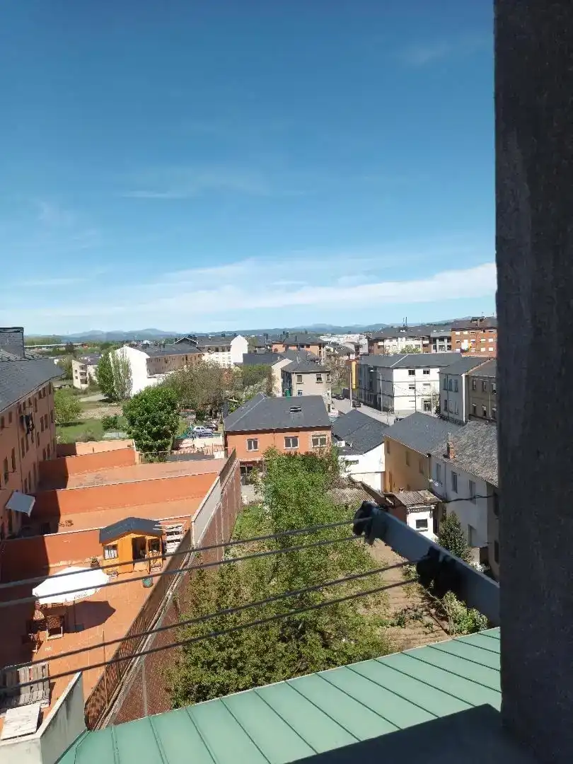 Vista exterior de Pis en venda en Ponferrada amb Jardí privat, Traster i Rentadora