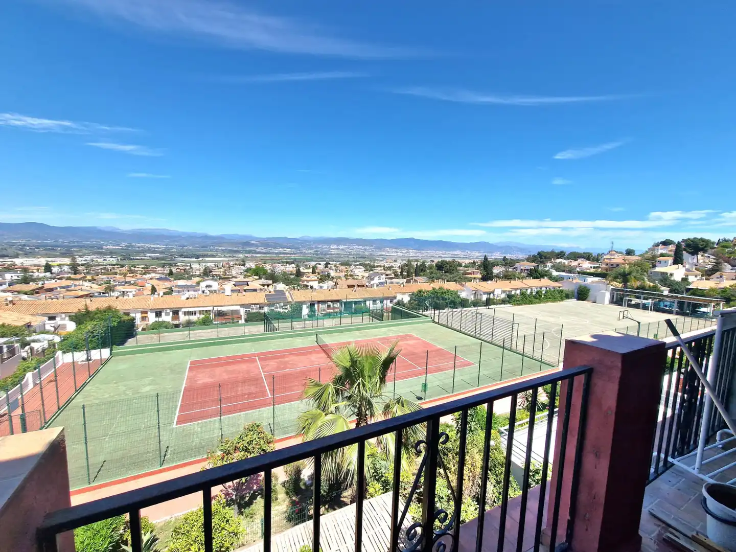 Vista exterior de Casa adosada en venda en Alhaurín de la Torre amb Aire condicionat, Terrassa i Traster