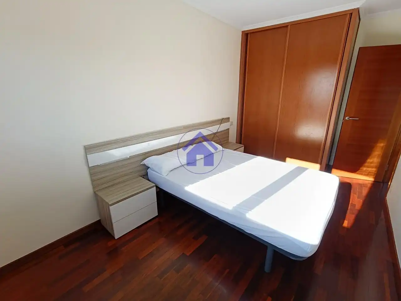 Schlafzimmer von Wohnungen zur Miete in Vigo  mit Parkett und Möbliert