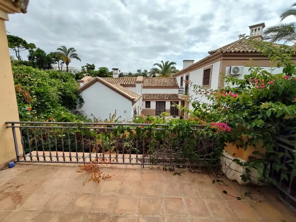 Vista exterior de Casa o xalet en venda en Estepona amb Jardí privat, Terrassa i Traster