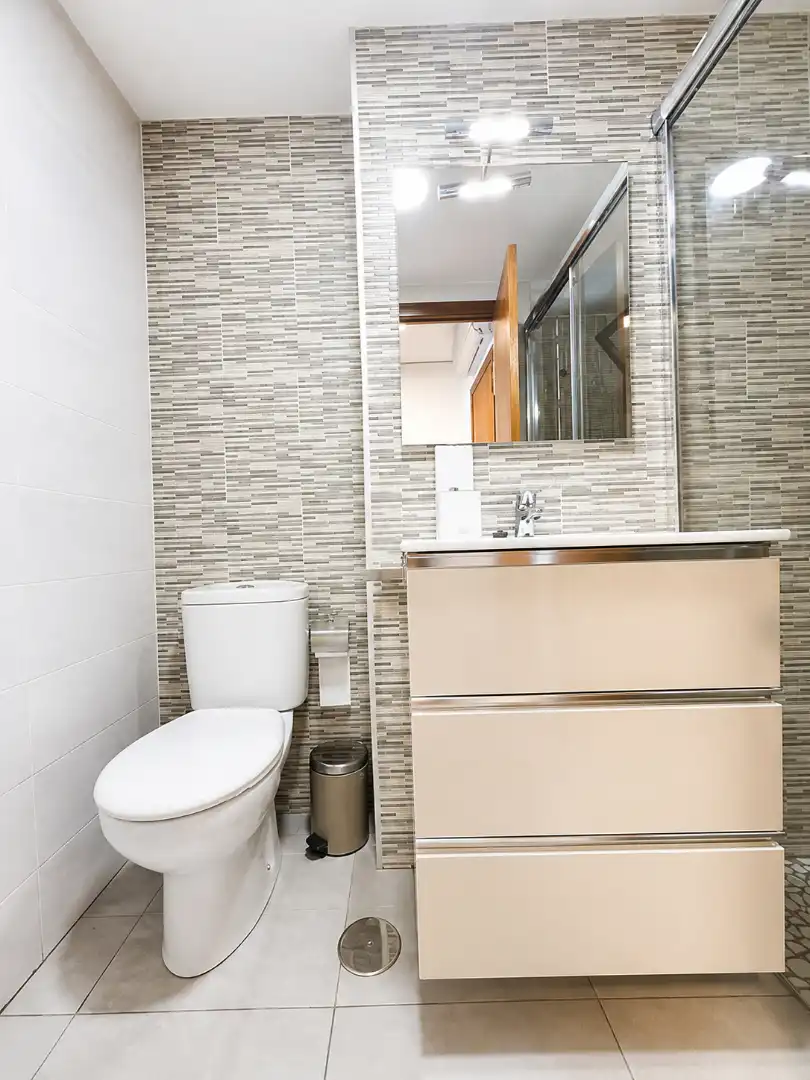 Bany de Apartament de lloguer en Benidorm amb Aire condicionat, Terrassa i Moblat