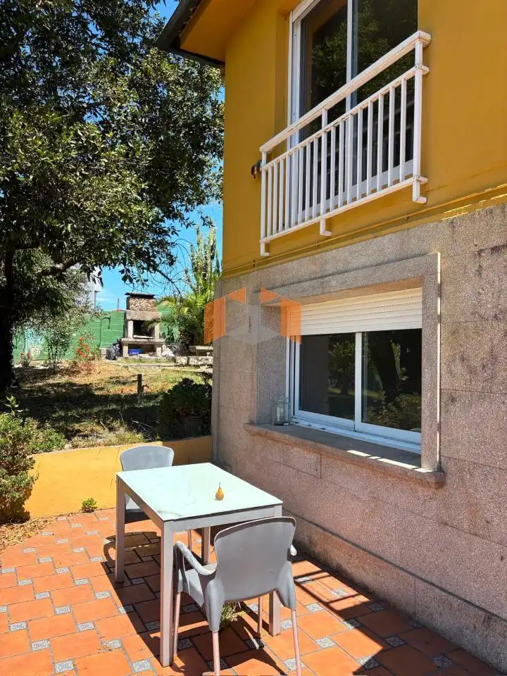 Vista exterior de Casa o chalet en venta en Vigo  con Calefacción, Jardín privado y Parquet