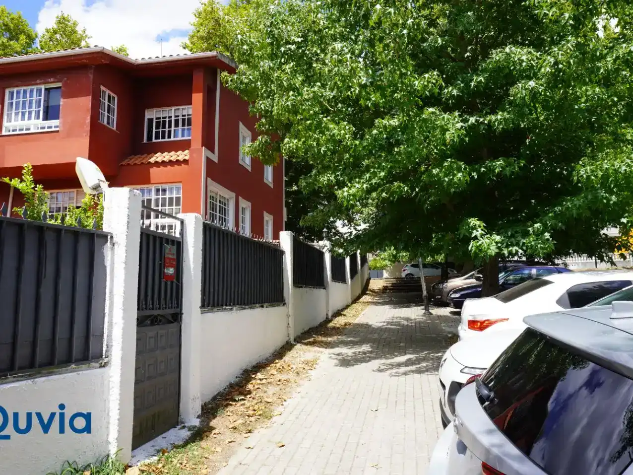 Vista exterior de Pis per a compartir en Oleiros amb Jardí privat, Parquet i Traster
