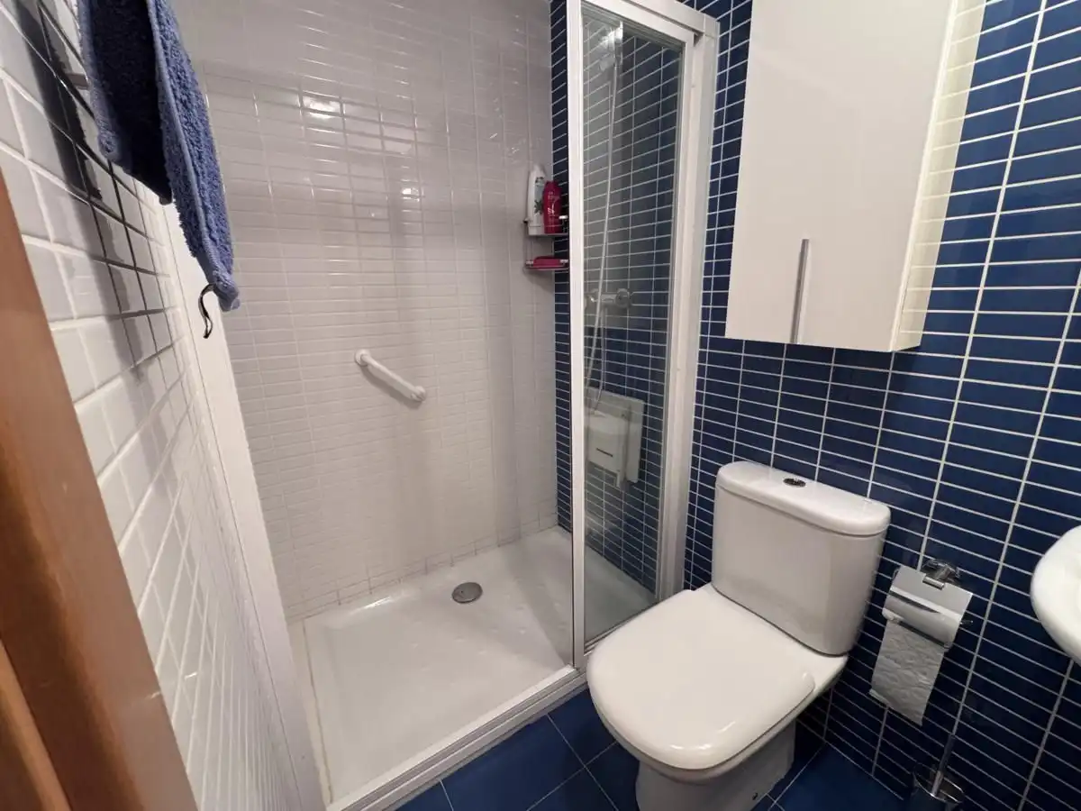 Badezimmer von Wohnung zum Verkauf in Llanes mit Heizung, Privatgarten und Terrasse