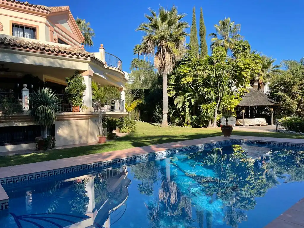 Vista exterior de Casa o xalet de lloguer en Benahavís amb Aire condicionat, Calefacció i Jardí privat