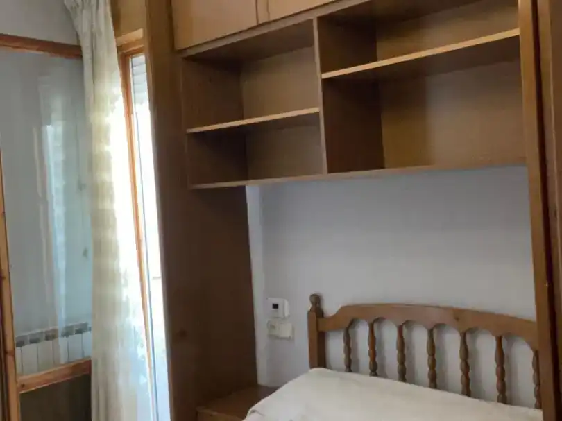 Dormitori de Pis per a compartir en Sabiñánigo amb Parquet, Moblat i Balcó