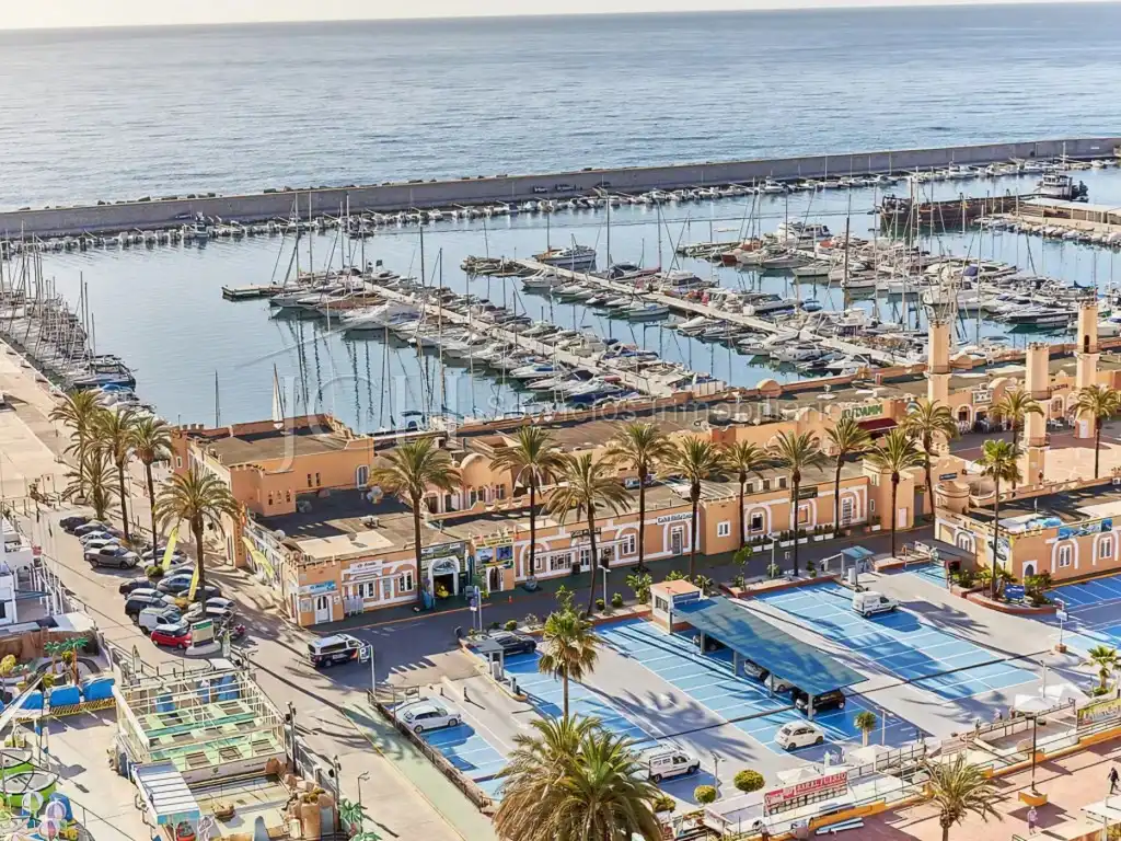 Vista exterior de Àtic de lloguer en Fuengirola amb Aire condicionat i Moblat