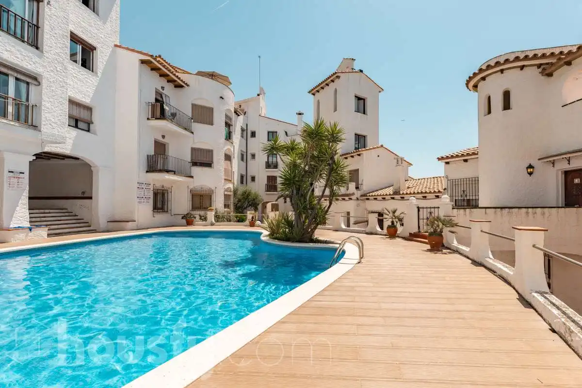 Vista exterior de Piso en venta en Sitges con Trastero, Amueblado y Piscina comunitaria