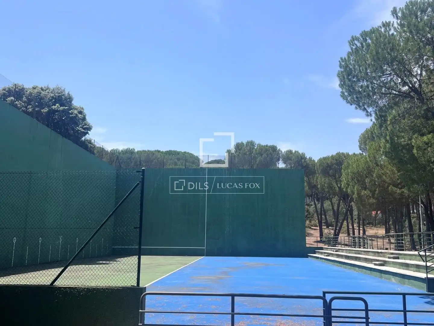 Vista exterior de Casa o xalet en venda en San Martín de Valdeiglesias amb Aire condicionat, Jardí privat i Terrassa