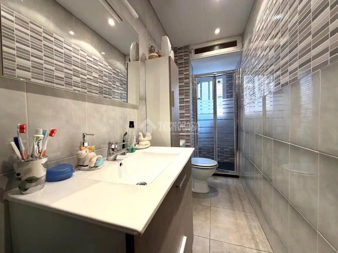 Flat with terrace for sale in Salut - Lloreda, imagen 15