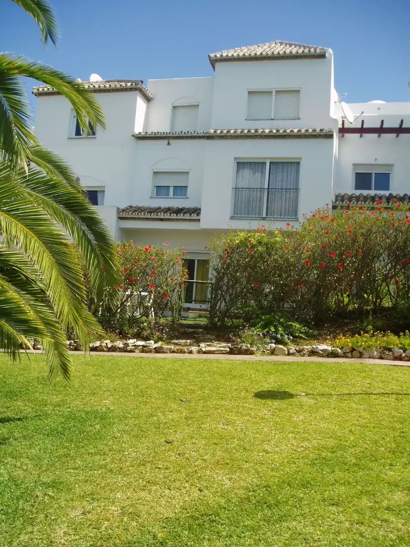 Jardí de Casa adosada en venda en Estepona amb Aire condicionat, Terrassa i TV