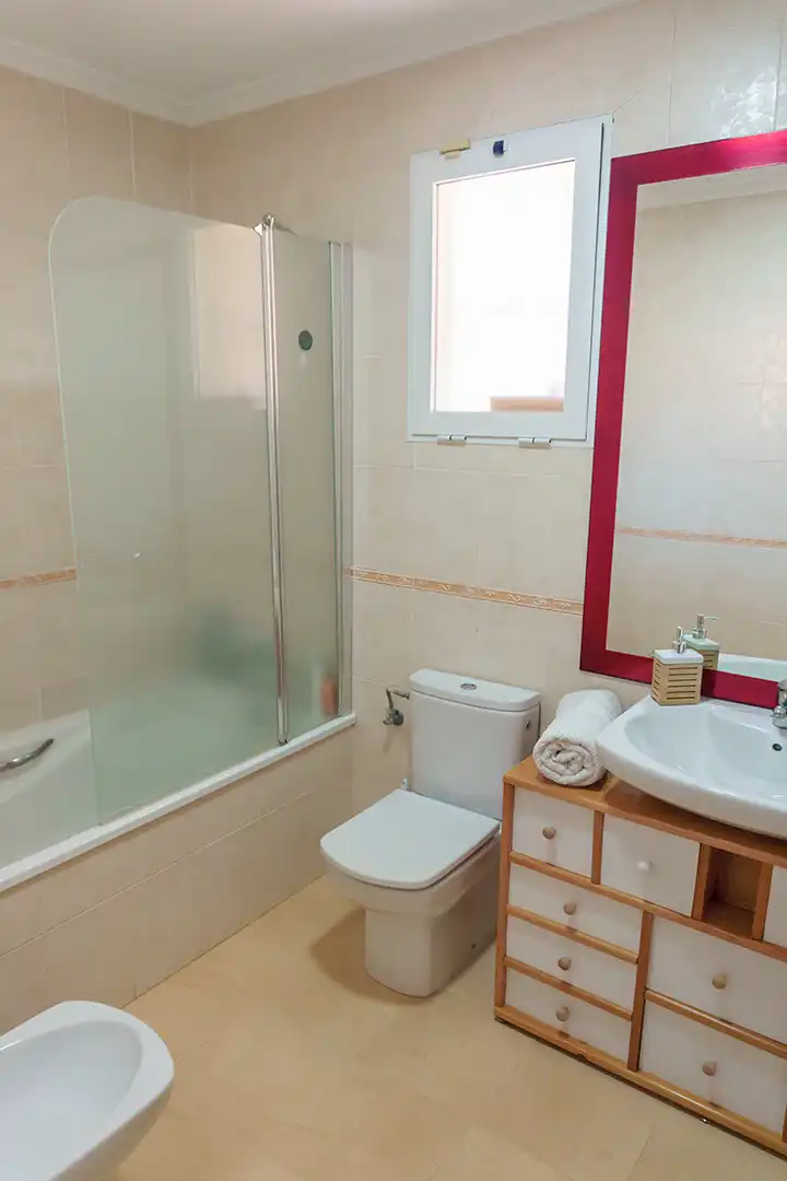 Baño de Casa adosada de alquiler en Gilet con Calefacción, Terraza y Trastero