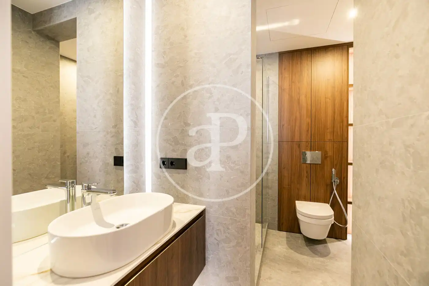 Bathroom of Flat for sale in Barcelona  with Air Conditioner, Heating and Balcony