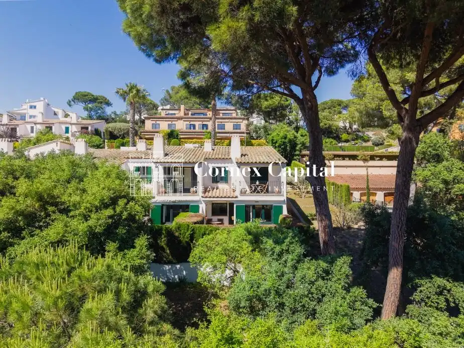 Vista exterior de Casa adosada en venda en Palafrugell amb Aire condicionat, Calefacció i Jardí privat